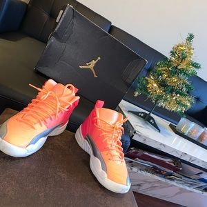 AIR JORDAN 12 RETRO GS 'SUNRISE'
Size 4Y